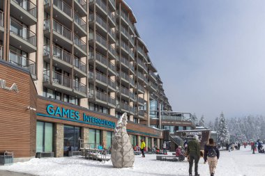 BOROVETS, BULGARIA - 14 Ocak 2022: Bulgaristan 'ın Sofya Bölgesi' ndeki Rila Dağı 'ndaki Borovets kayak merkezinin kış manzarası