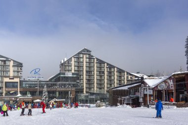 BOROVETS, BULGARIA - 14 Ocak 2022: Bulgaristan 'ın Sofya Bölgesi' ndeki Rila Dağı 'ndaki Borovets kayak merkezinin kış manzarası