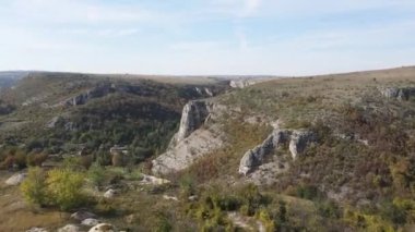 Bulgaristan 'ın Vratsa Bölgesi' nin Kunino köyü yakınlarındaki Golyam Dol kanyonunun hava manzarası