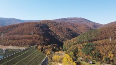 Bulgaristan 'ın Sofya Bölgesi Vitinya Geçidi' ndeki Bebresh rezervuarının hava manzarası