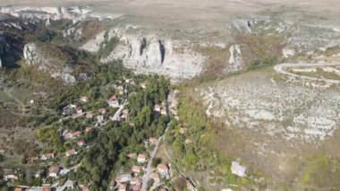 Bulgaristan 'ın Vratsa Bölgesi' nin Kunino köyü yakınlarındaki Golyam Dol kanyonunun hava manzarası