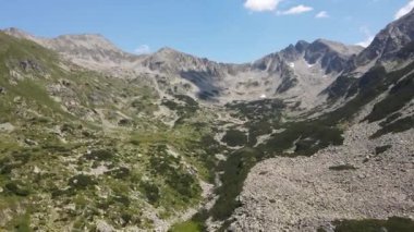Bulgaristan 'ın Kamenitsa ve Yalovarnika zirveleri yakınlarındaki Pirin Dağı' nın şaşırtıcı hava manzarası