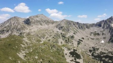 Bulgaristan 'ın Kamenitsa ve Yalovarnika zirveleri yakınlarındaki Pirin Dağı' nın şaşırtıcı hava manzarası