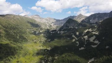 Bulgaristan 'ın Kamenitsa ve Yalovarnika zirveleri yakınlarındaki Pirin Dağı' nın şaşırtıcı hava manzarası