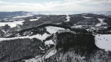 Lyulin Dağı 'nın kar kaplı havadan görünüşü, Sofya Şehir Bölgesi, Bulgaristan