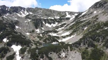 Bulgaristan 'ın Muratov zirvesi yakınlarındaki Pirin Dağı' nın şaşırtıcı hava manzarası