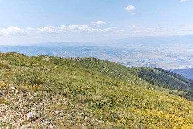 Bulgaristan 'ın Blagoevgrad bölgesindeki Belasitsa Dağı' nın şaşırtıcı yaz manzarası