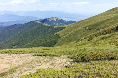 Bulgaristan 'ın Blagoevgrad bölgesindeki Belasitsa Dağı' nın şaşırtıcı yaz manzarası