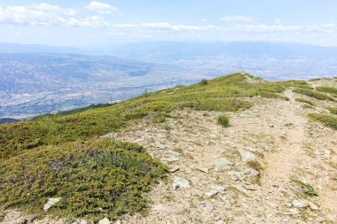 Bulgaristan 'ın Blagoevgrad bölgesindeki Belasitsa Dağı' nın şaşırtıcı yaz manzarası