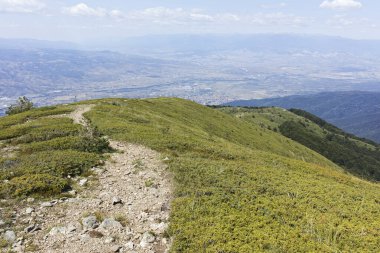 Bulgaristan 'ın Blagoevgrad bölgesindeki Belasitsa Dağı' nın şaşırtıcı yaz manzarası