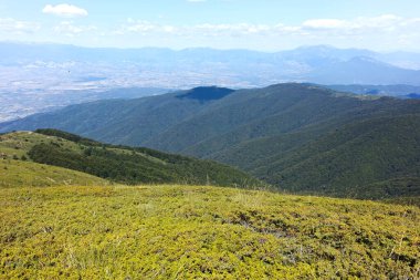 Bulgaristan 'ın Blagoevgrad bölgesindeki Belasitsa Dağı' nın şaşırtıcı yaz manzarası