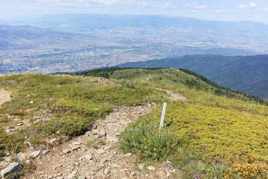 Bulgaristan 'ın Blagoevgrad bölgesindeki Belasitsa Dağı' nın şaşırtıcı yaz manzarası