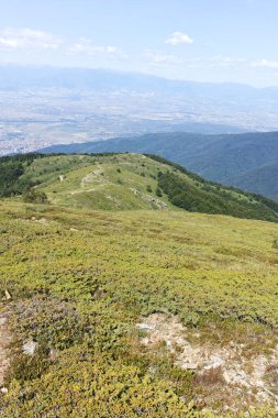 Bulgaristan 'ın Blagoevgrad bölgesindeki Belasitsa Dağı' nın şaşırtıcı yaz manzarası
