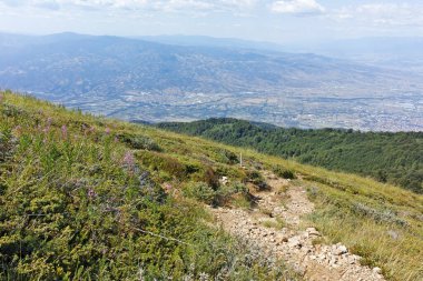 Bulgaristan 'ın Blagoevgrad bölgesindeki Belasitsa Dağı' nın şaşırtıcı yaz manzarası