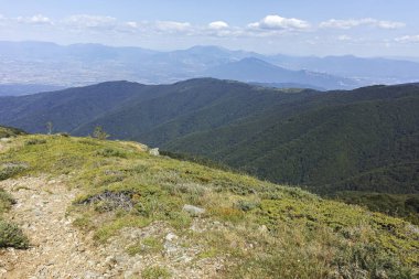 Bulgaristan 'ın Blagoevgrad bölgesindeki Belasitsa Dağı' nın şaşırtıcı yaz manzarası