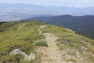 Bulgaristan 'ın Blagoevgrad bölgesindeki Belasitsa Dağı' nın şaşırtıcı yaz manzarası