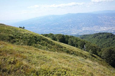 Bulgaristan 'ın Blagoevgrad bölgesindeki Belasitsa Dağı' nın şaşırtıcı yaz manzarası