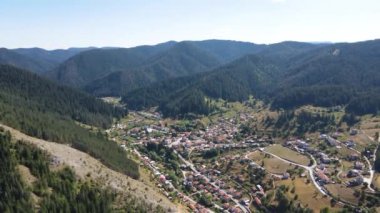 Bulgaristan 'ın Smolyan Bölgesi, Rodop Dağları' ndaki Trigrad Boğazı 'nın hava manzarası