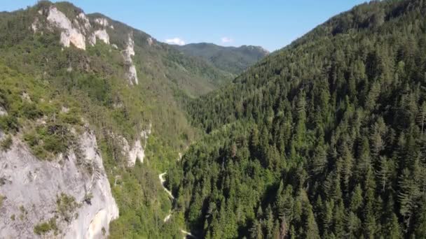 공중에서 불가리아 로도피 산맥에 트라이 그라드 — 비디오