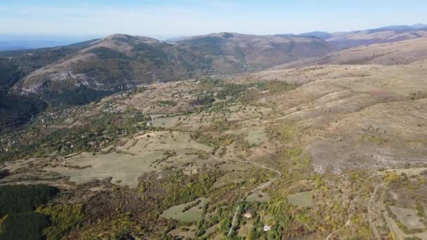 ブルガリア バルカン山脈 ストーロ岩層近くのポノア山の素晴らしい空中ビュー — ストック動画