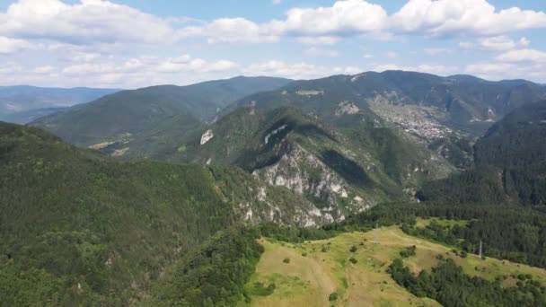 Αεροφωτογραφία Του Καλοκαιριού Στα Βουνά Της Ροδόπης Κοντά Στο Borino — Αρχείο Βίντεο