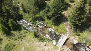 Bulgaristan 'ın Pirin Dağı' ndaki Begovitsa nehrinin şaşırtıcı hava manzarası