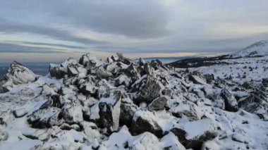 Bulgaristan 'ın Kamen del Peak kenti yakınlarındaki Vitosha Dağı' nın şaşırtıcı hava günbatımı kışı manzarası