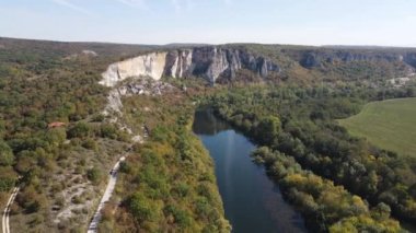 Bulgaristan 'ın Balkan Dağları' nın Karlukovo köyü yakınlarından geçen Iskar Nehri 'nin hava manzarası