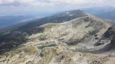 Bulgaristan 'ın Rila Dağı' ndaki Golyam Kupen zirvesinin şaşırtıcı hava manzarası