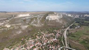 Bulgaristan 'ın Vratsa Bölgesi' nin Kunino köyü yakınlarındaki Golyam Dol kanyonunun hava manzarası