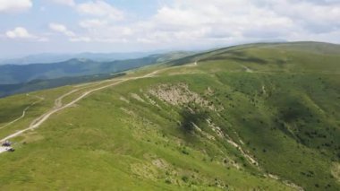 Bulgaristan 'ın Beklemeto geçidinde Balkan Dağları' nın şaşırtıcı hava manzarası