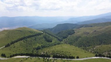 Bulgaristan 'ın Beklemeto geçidinde Balkan Dağları' nın şaşırtıcı hava manzarası