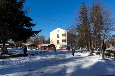 SAMOKOV, BULGARIA - 14 Ocak 2022: Bulgaristan 'ın Sofya Bölgesi Samokov kentinin kış manzarası