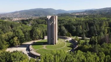 SOFYA, BULGARIA - 26 EPTEMBER 2021: Bulgaristan 'ın başkenti Sofya' da bulunan Kambanite 'de Uluslararası Barış Bayrağı Anıtı (Zname na mira) Uluslararası Çocuk Meclisi (Çanlar) Anıtı