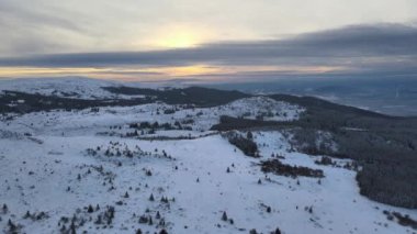 Bulgaristan 'ın Kamen del Peak kenti yakınlarındaki Vitosha Dağı' nın şaşırtıcı hava günbatımı kışı manzarası
