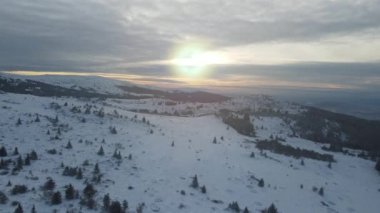 Bulgaristan 'ın Kamen del Peak kenti yakınlarındaki Vitosha Dağı' nın şaşırtıcı hava günbatımı kışı manzarası