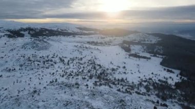 Bulgaristan 'ın Kamen del Peak kenti yakınlarındaki Vitosha Dağı' nın şaşırtıcı hava günbatımı kışı manzarası