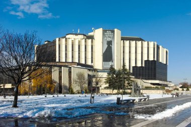 SOFYA, BULGARIA - 2 Aralık 2021: Bulgaristan 'ın Ulusal Kültür Sarayı çevresindeki Sofya Şehri' nin şaşırtıcı kış manzarası