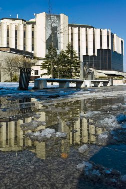 SOFYA, BULGARIA - 2 Aralık 2021: Bulgaristan 'ın Ulusal Kültür Sarayı çevresindeki Sofya Şehri' nin şaşırtıcı kış manzarası