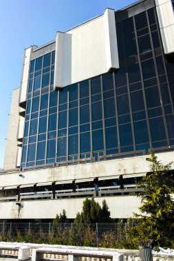 SOFYA, BULGARIA - 2 Aralık 2021: Bulgaristan 'ın Ulusal Kültür Sarayı çevresindeki Sofya Şehri' nin şaşırtıcı kış manzarası