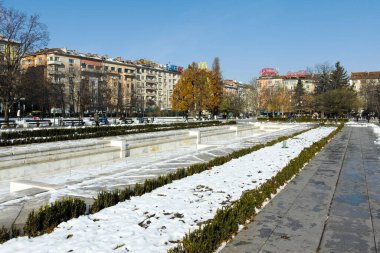 SOFYA, BULGARIA - 2 Aralık 2021: Bulgaristan 'ın Ulusal Kültür Sarayı çevresindeki Sofya Şehri' nin şaşırtıcı kış manzarası