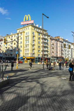 SOFYA, BULGARIA - 2 Aralık 2021: Bulgaristan 'ın Ulusal Kültür Sarayı çevresindeki Sofya Şehri' nin şaşırtıcı kış manzarası