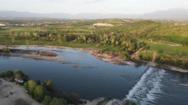 Bulgaristan 'ın Blagoevgrad bölgesinin Topolnitsa köyü yakınlarındaki Struma nehrinin hava günbatımı manzarası