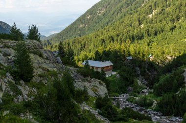 Bulgaristan 'ın Banderitsa Nehri yakınlarındaki Pirin Dağı' nın şaşırtıcı yaz manzarası