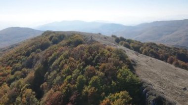 Bulgaristan 'ın Pernik Bölgesi Golemi zirvesi yakınlarındaki Erul dağının şaşırtıcı sonbahar manzarası