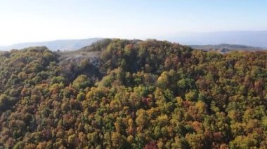 Bulgaristan 'ın Pernik Bölgesi Golemi zirvesi yakınlarındaki Erul dağının şaşırtıcı sonbahar manzarası