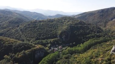 Lyutibrod kasabası yakınlarındaki Iskar Nehri Boğazı 'nın hava manzarası, Vratsa bölgesi, Balkan Dağları, Bulgaristan