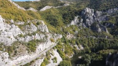 Lyutibrod kasabası yakınlarındaki Iskar Nehri Boğazı 'nın hava manzarası, Vratsa bölgesi, Balkan Dağları, Bulgaristan