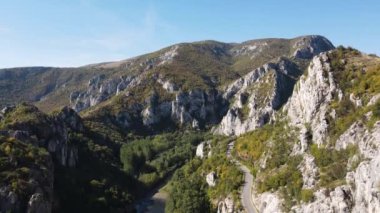 Lyutibrod kasabası yakınlarındaki Iskar Nehri Boğazı 'nın hava manzarası, Vratsa bölgesi, Balkan Dağları, Bulgaristan