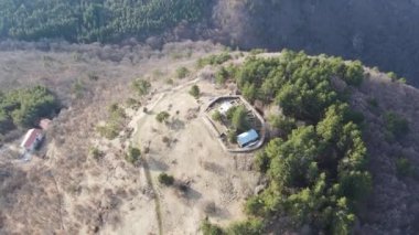 Bulgaristan 'ın Pazardzhik Bölgesi' nin Dorkovo kasabası yakınlarındaki Antik Tsepina kalesinin hava manzarası